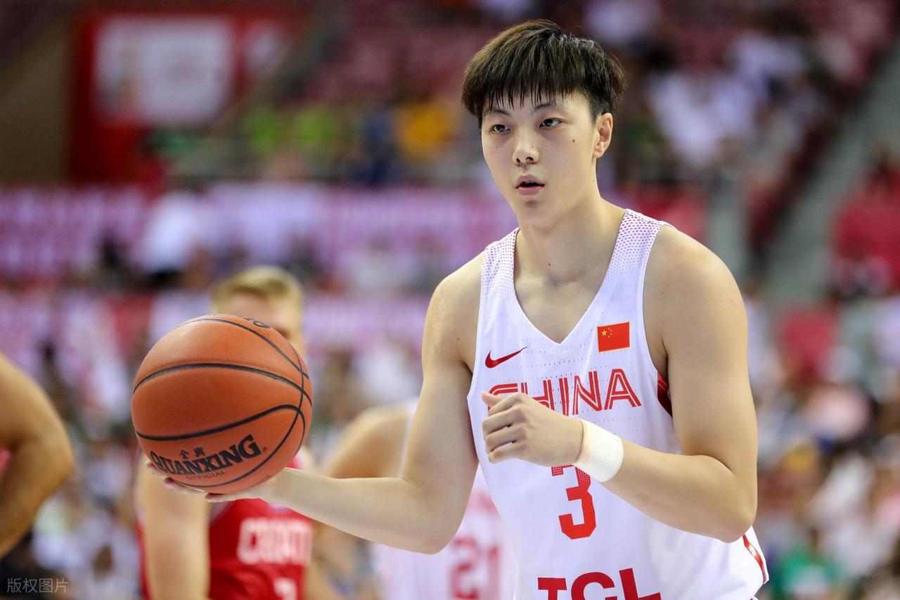 广东队最新球员注册名单出炉，只有胡明轩顶薪，徐杰还是B类合同